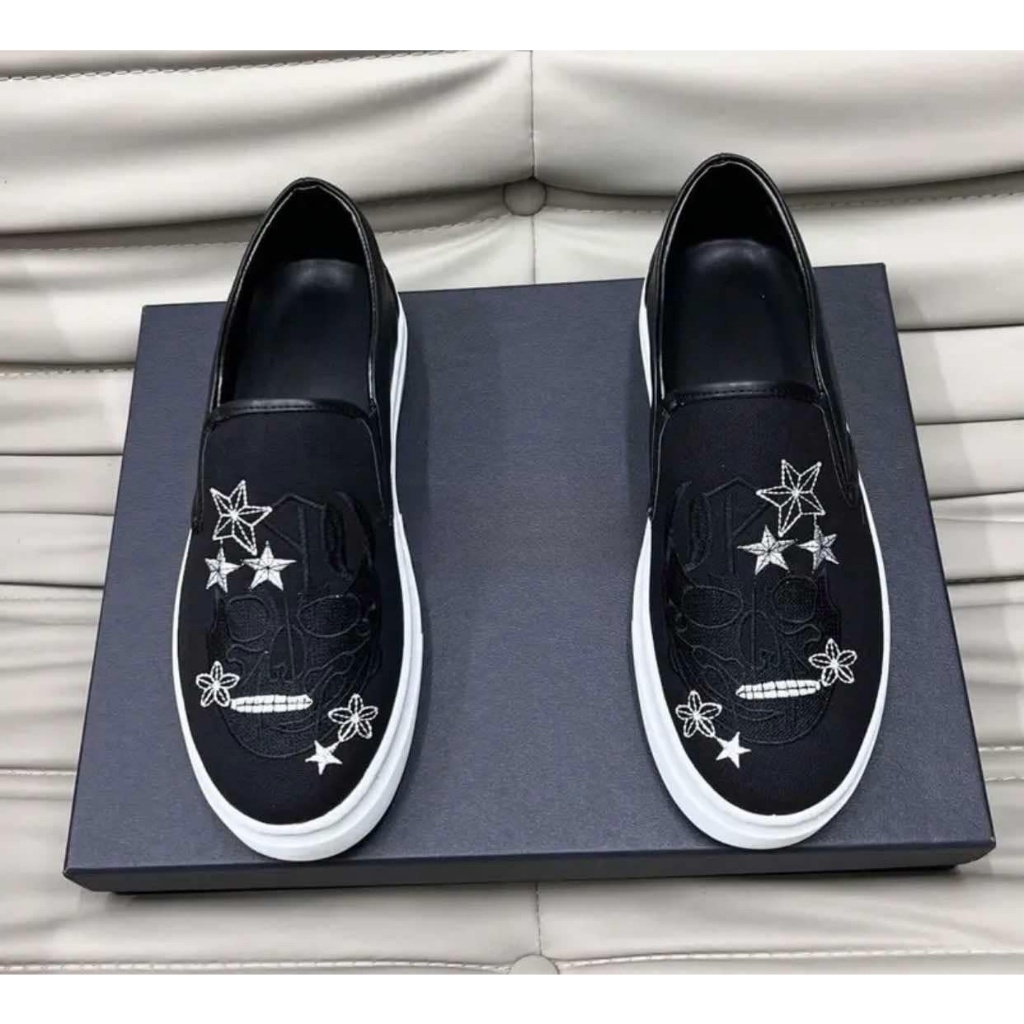 Gi&agrave;y slipon lười nam Philipp Plein da Pu th&ecirc;u logo h&igrave;nh đầu l&acirc;u ng&ocirc;i sao phối x&iacute;ch bạc g&oacute;t  Hot