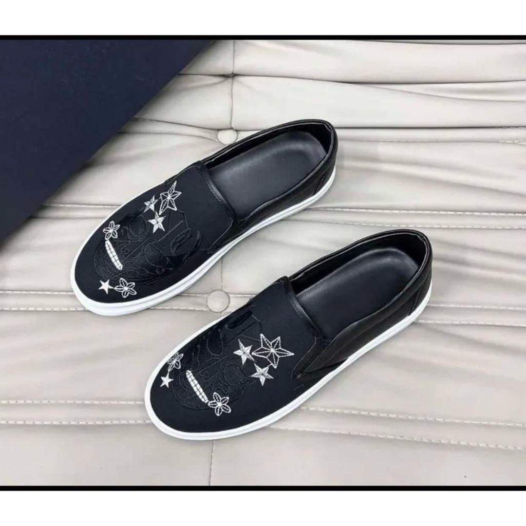 Gi&agrave;y slipon lười nam Philipp Plein da Pu th&ecirc;u logo h&igrave;nh đầu l&acirc;u ng&ocirc;i sao phối x&iacute;ch bạc g&oacute;t  Hot