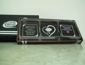 Hộp 3 miếng chocolate (5cmx5cmx0,6cm)x3 HOẶC 1 miếng 10cmx10cm